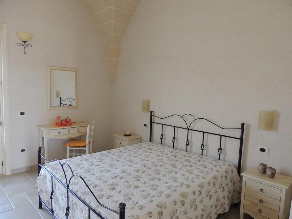 Bed, Day, Summer, Photo of the whole room, On site, Landmark view