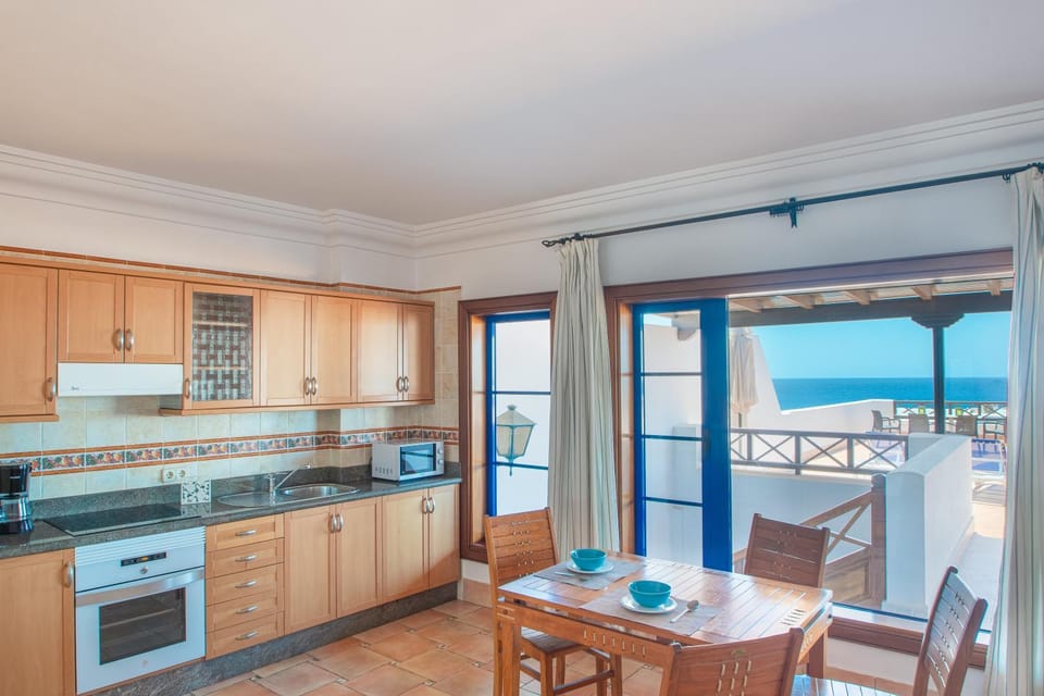 Natural landscape, View (from property/room), Kitchen or kitchenette, Dining area, Sea view, microwave, oven, toaster