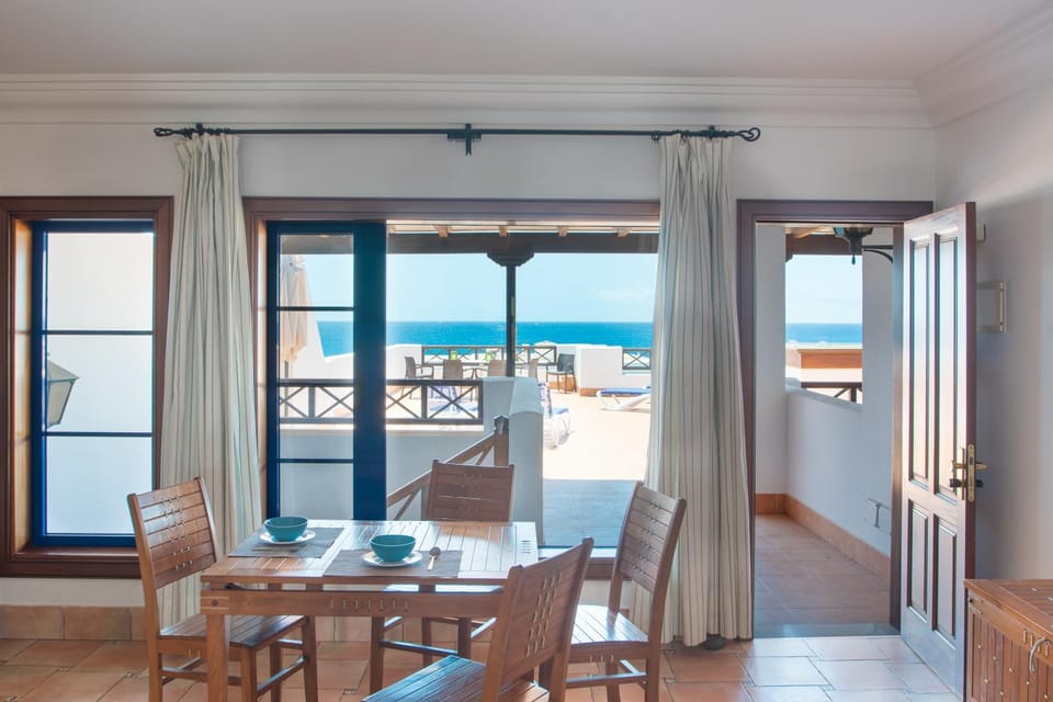 Natural landscape, Solarium, Dining area, Beach, Sea view, internet, sunbed, towels, kitchen