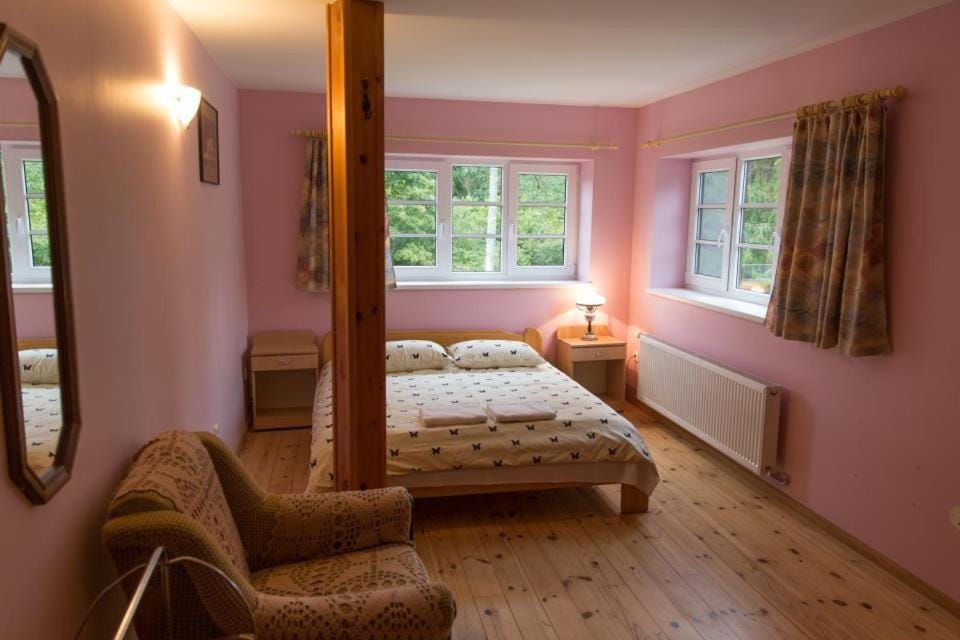 Photo of the whole room, Bedroom
