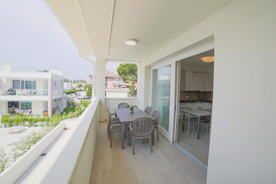 Day, Balcony/Terrace, Dining area, Pool view, Street view