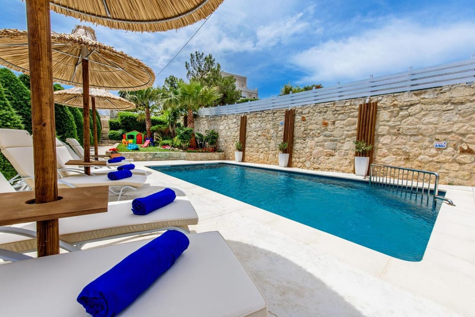 Garden, View (from property/room), Swimming pool