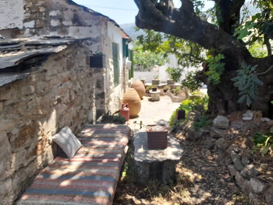 Stoneworld Nature lodge in Icaria