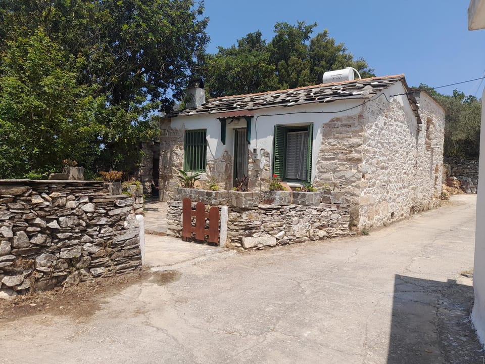 Stoneworld Nature lodge in Icaria