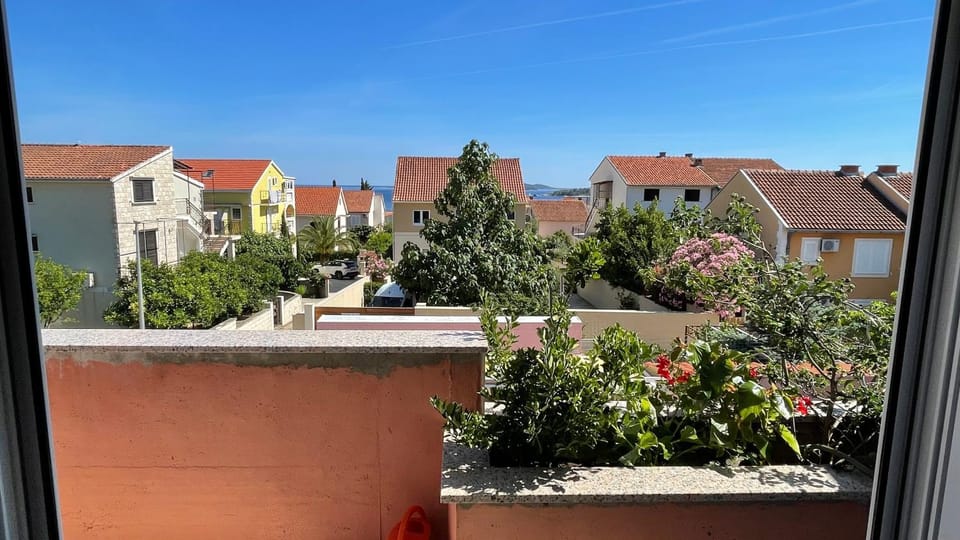 Sea view, Street view