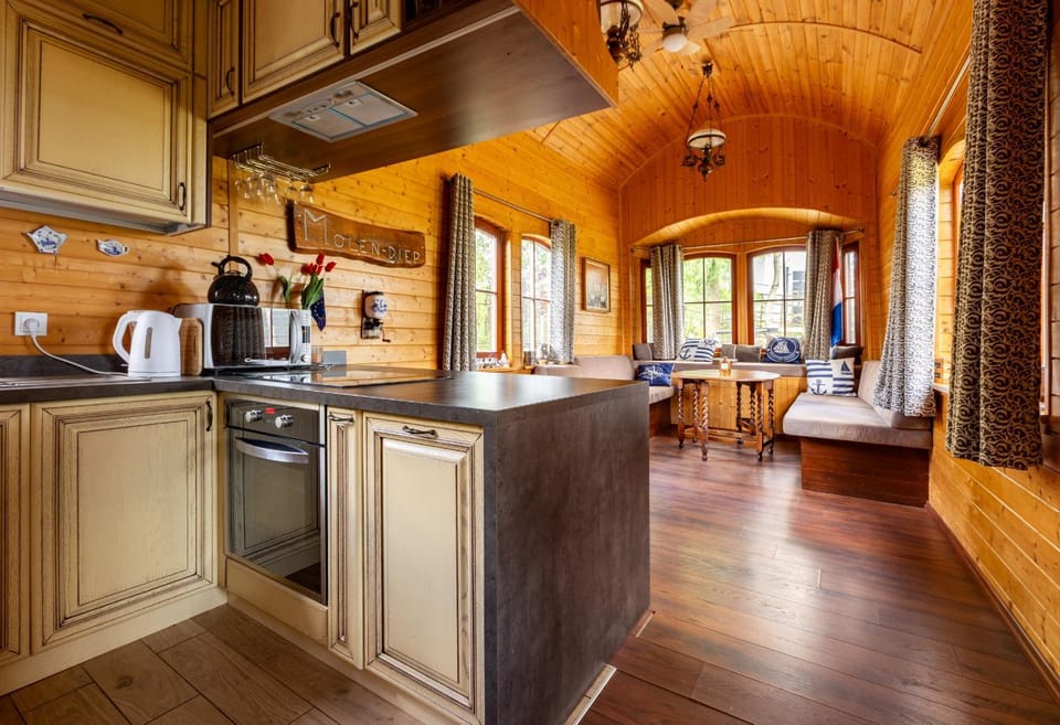 Dutch hausboat "MOLENDIEP" built 1909 Apartment in Pomeranian Voivodeship