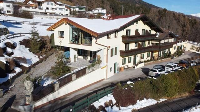 Property building, Day, Neighbourhood, Natural landscape, Winter, Street view, Parking