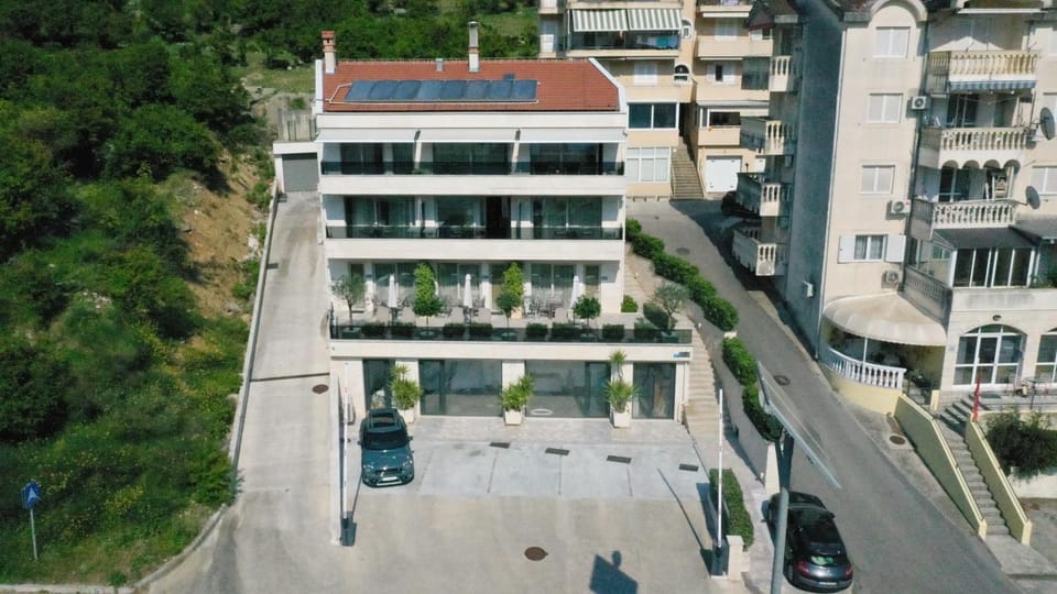 Property building, Bird's eye view, Parking