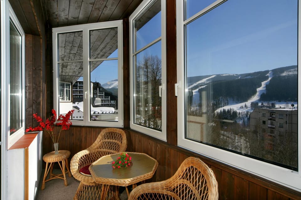 Garden, Balcony/Terrace, Food and drinks, Other, Decorative detail, Seating area, City view, Garden view, Lake view, Landmark view, Mountain view, Street view