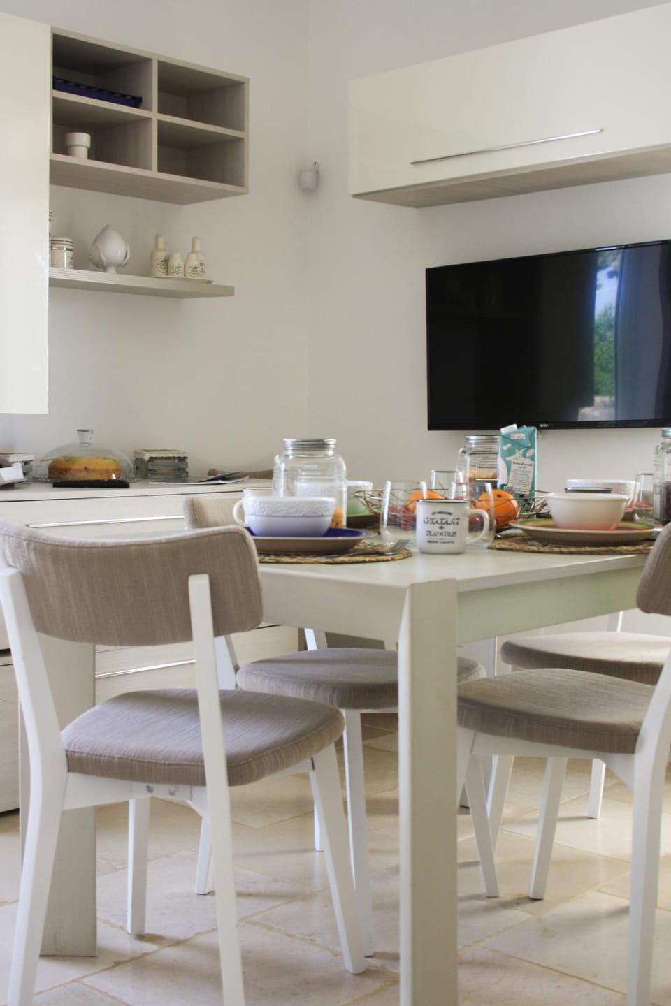 Day, Living room, Seating area, kitchen
