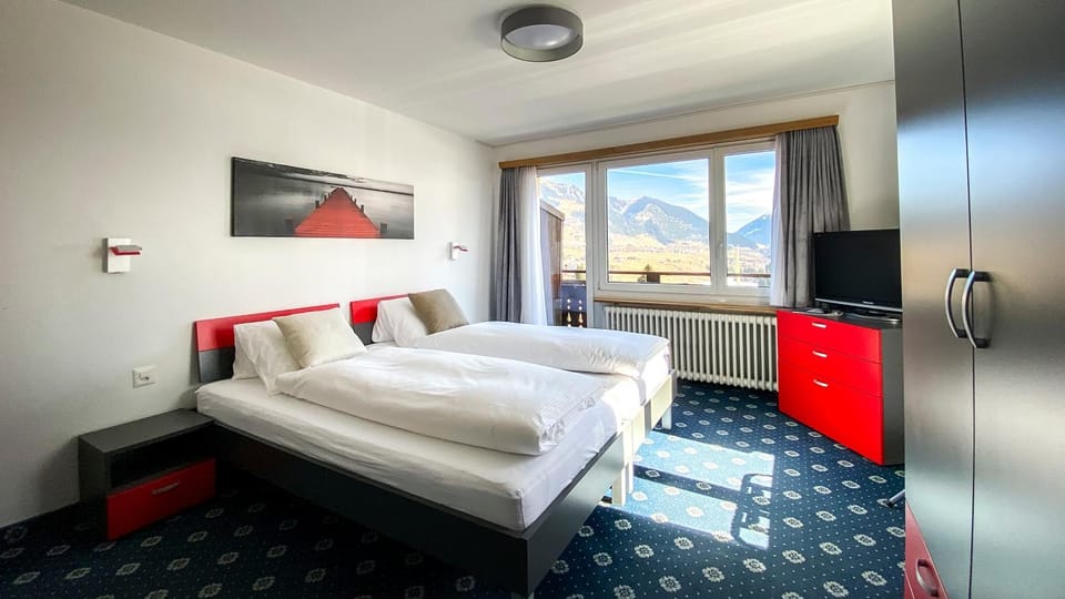 Photo of the whole room, Bedroom