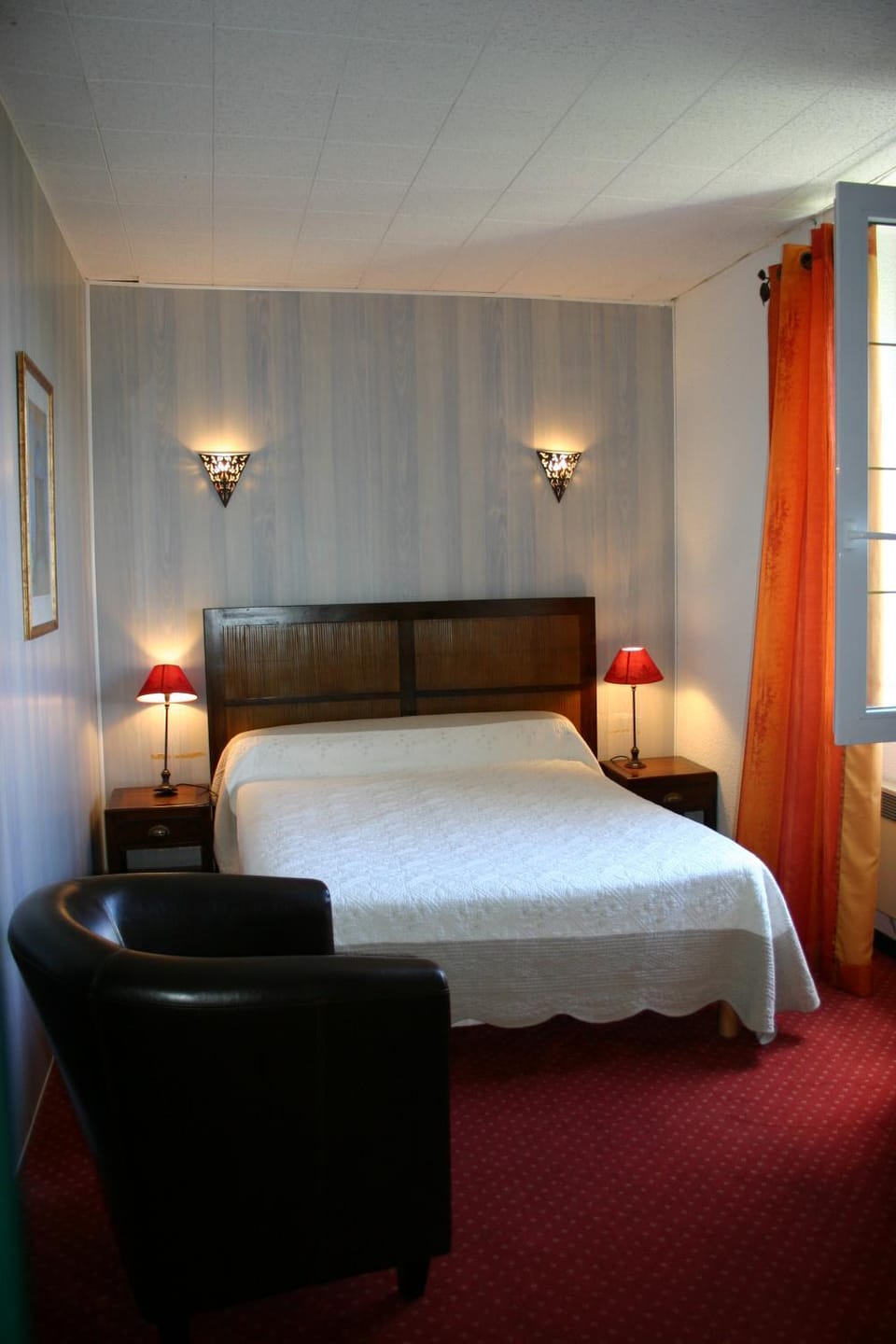 Photo of the whole room, Garden view