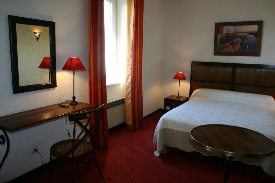Photo of the whole room, Garden view