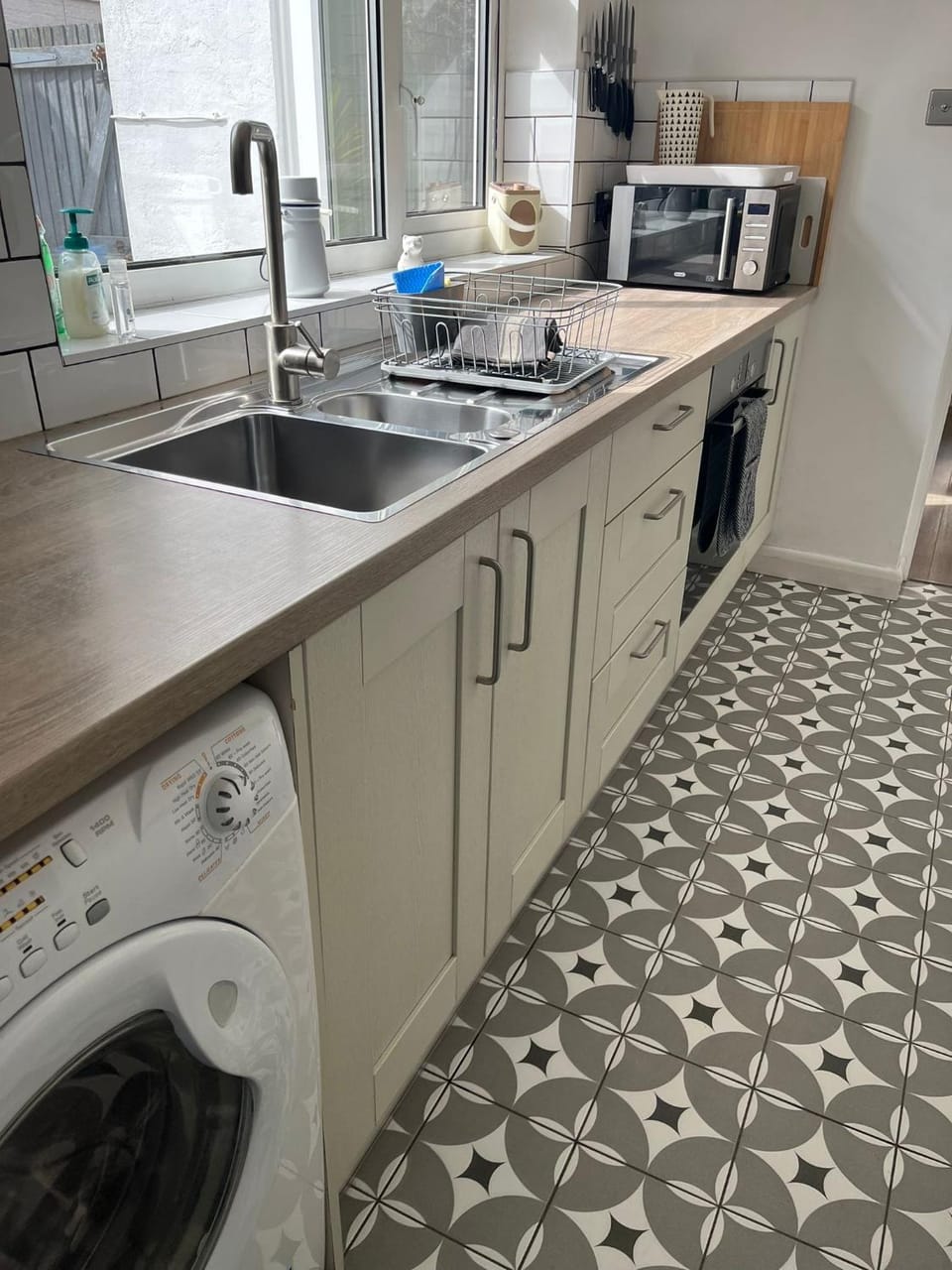 Kitchen or kitchenette, washing machine, dryer