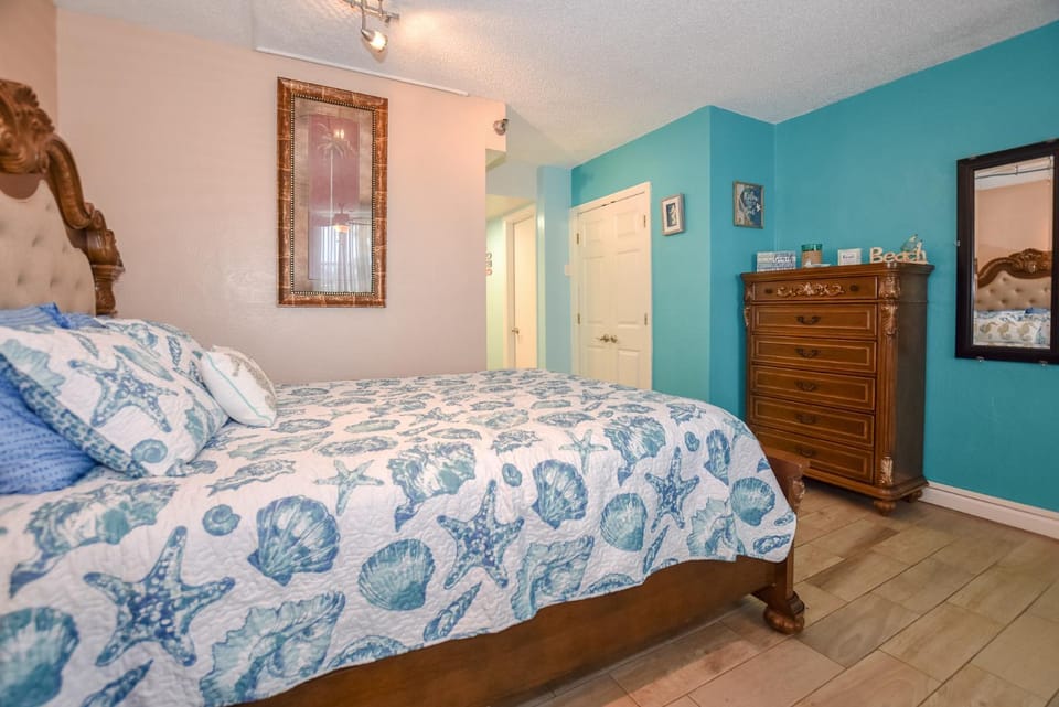 Bed, Living room, Bedroom