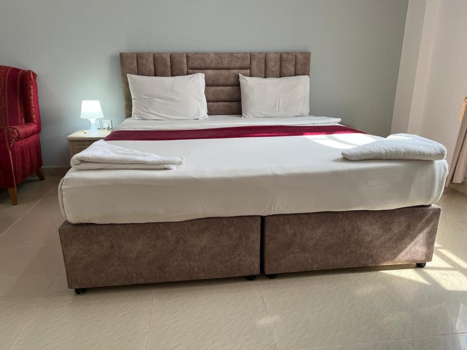 Bed, Bedroom, towels