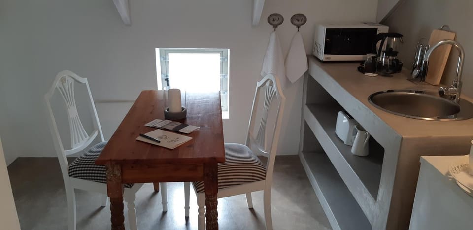 Coffee/tea facilities, Kitchen or kitchenette, Seating area, Dining area