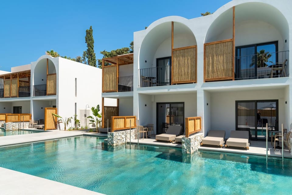 Property building, Patio, Day, Balcony/Terrace, Pool view, Swimming pool, sunbed