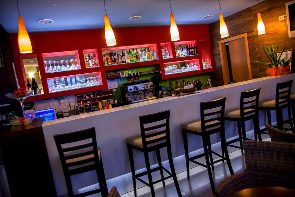 Lounge or bar, Food and drinks