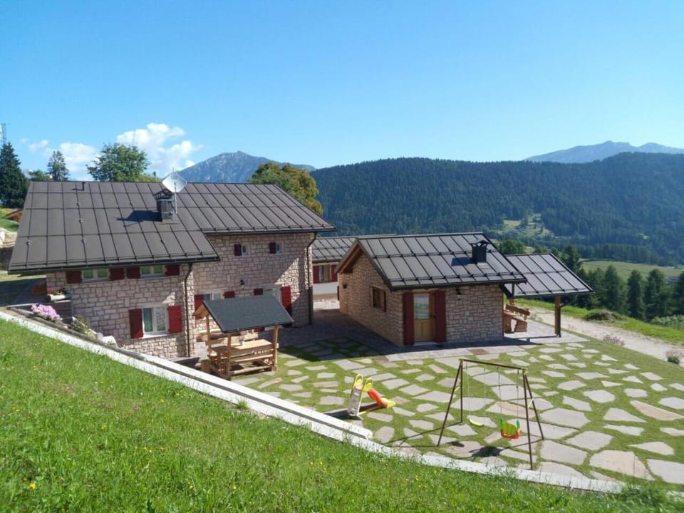 Property building, Facade/entrance, Garden, Garden view, Mountain view