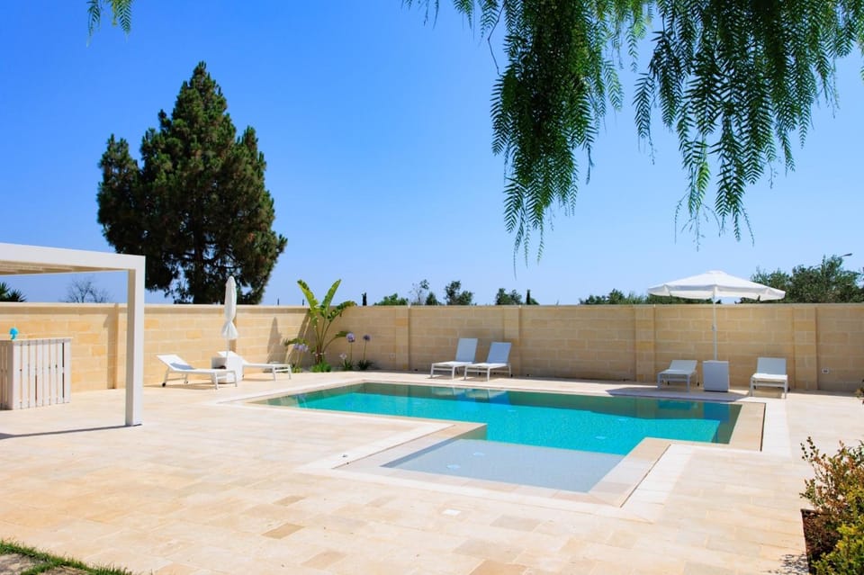 Swimming pool, sunbed