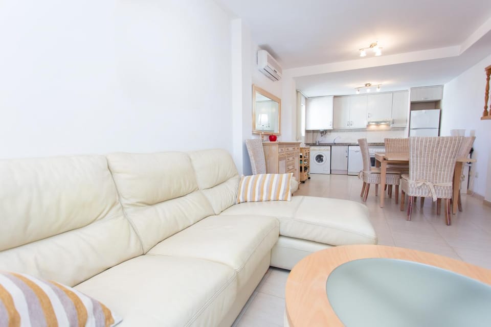 Living room, Lounge or bar, Seating area, Dining area
