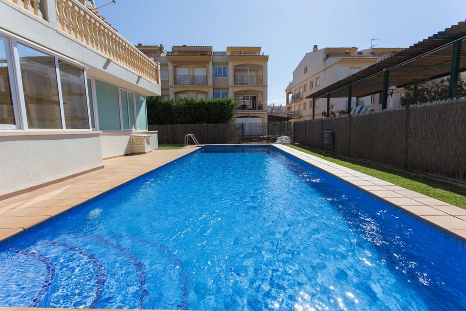 Property building, Swimming pool, Swimming pool
