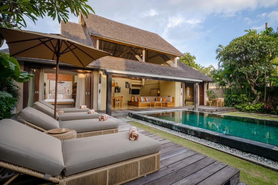 Pool view, Pool view, Swimming pool, Swimming pool, Swimming pool, sunbed, sunbed, towels, towels