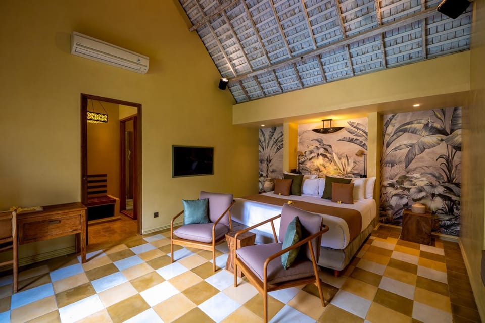 Property building, Bed, TV and multimedia, Seating area, Bedroom, furniture, air conditioner