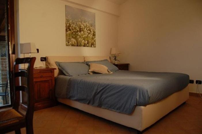 Bed, Seating area