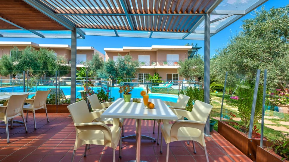 Restaurant/places to eat, Garden, Lounge or bar, Garden view, Pool view, Swimming pool