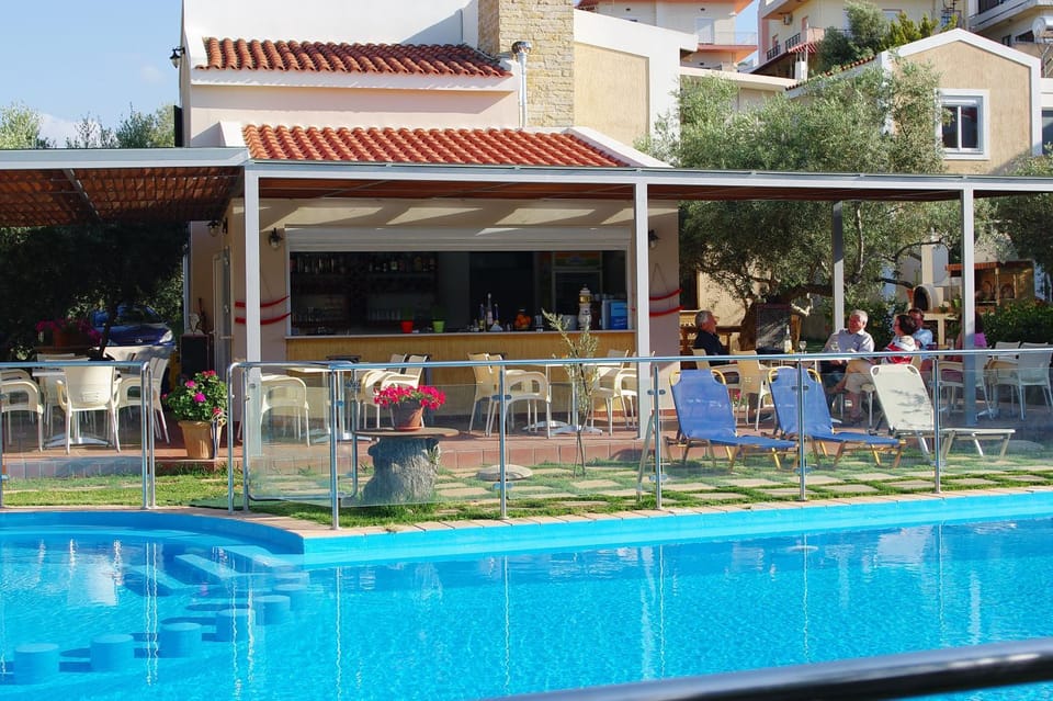 Restaurant/places to eat, Lounge or bar, Swimming pool, Swimming pool