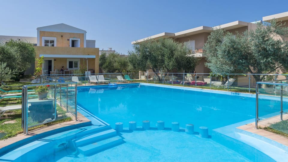 Property building, Garden, Garden view, Pool view, Area and facilities, Swimming pool, sunbed