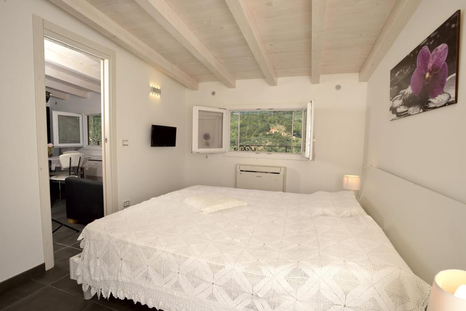 Bed, TV and multimedia, Bedroom