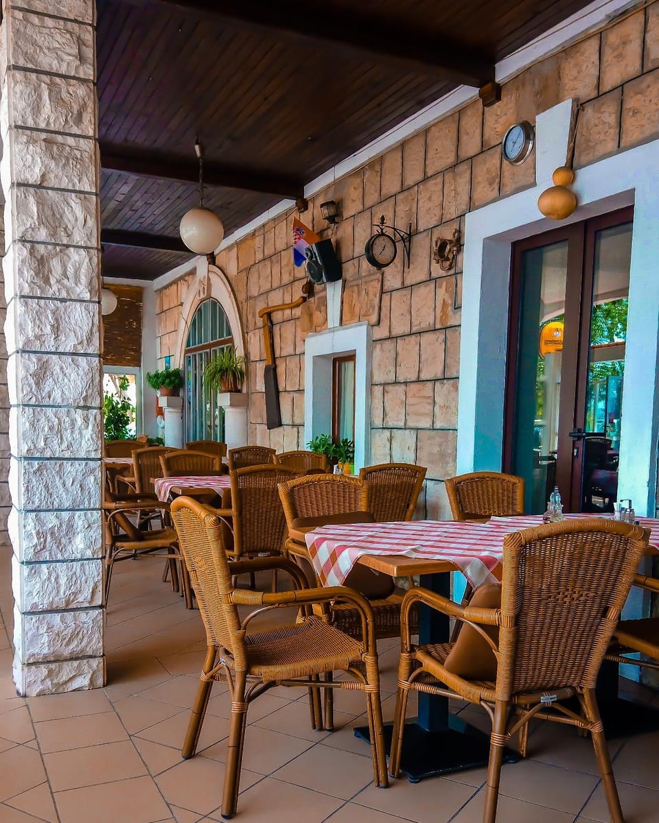Restaurant/places to eat, Restaurant/places to eat