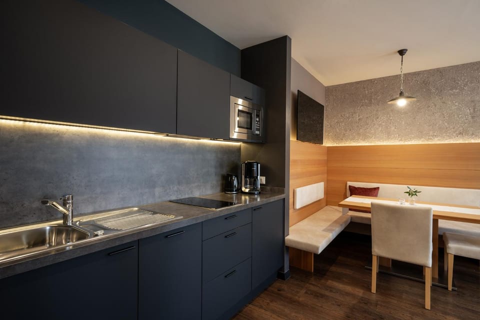 Kitchen or kitchenette, Dining area, stove