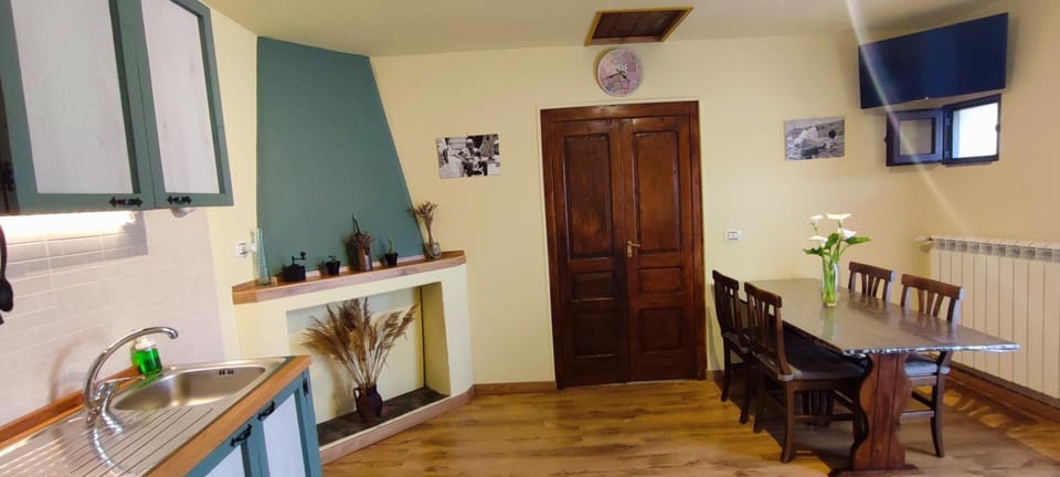 TV and multimedia, Kitchen or kitchenette, Dining area, stove