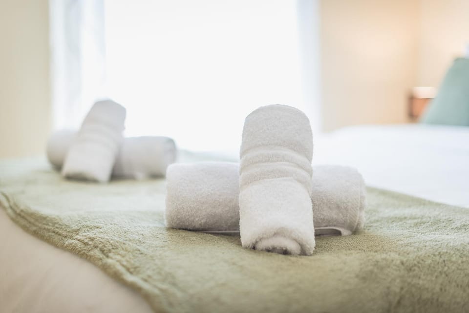 Bed, Bedroom, towels