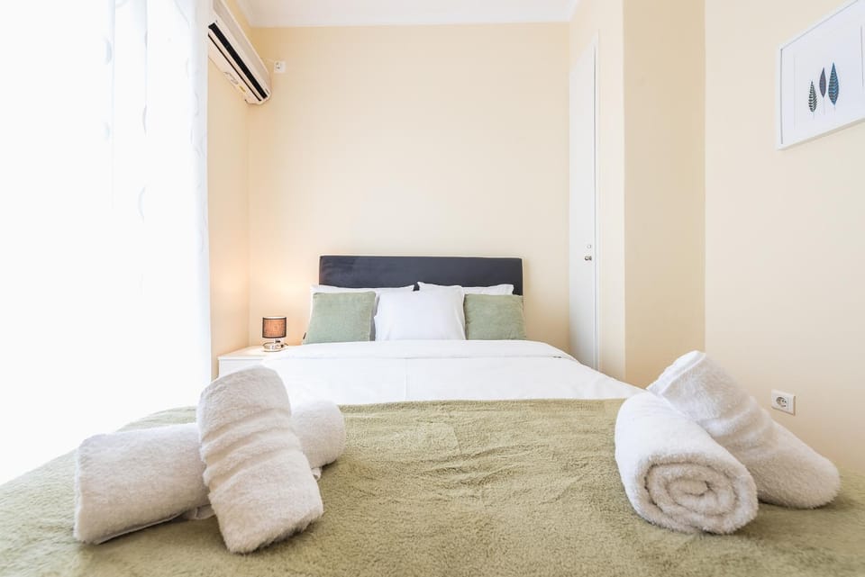 Bed, Bedroom, towels