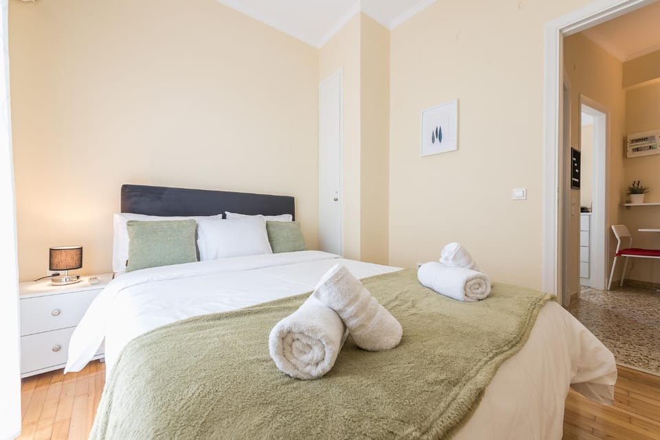 Bed, Bedroom, towels