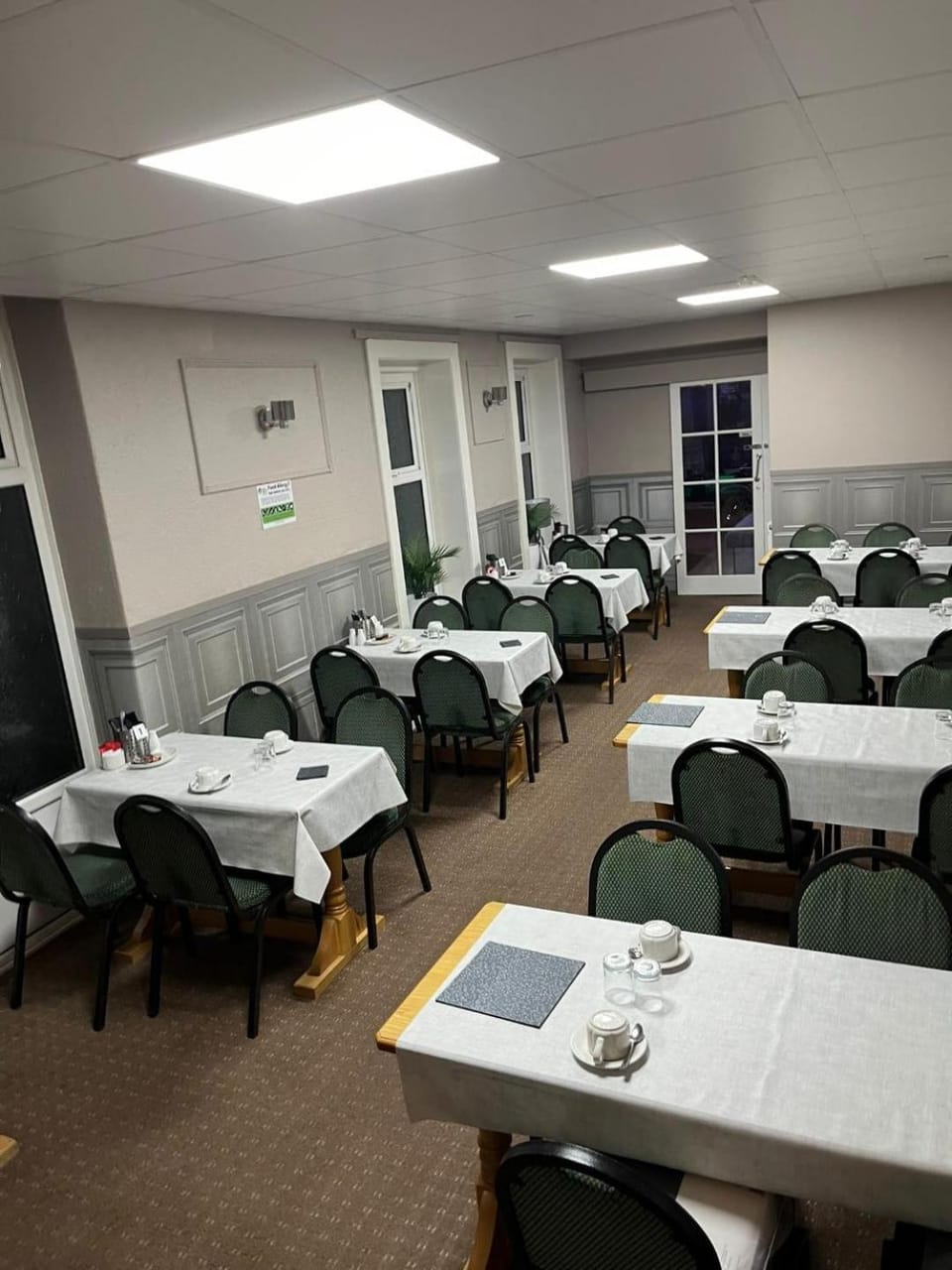 Restaurant/places to eat, Banquet/Function facilities, Breakfast