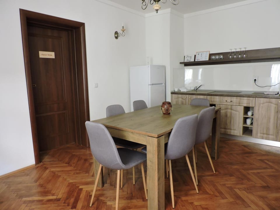 Kitchen or kitchenette, Dining area