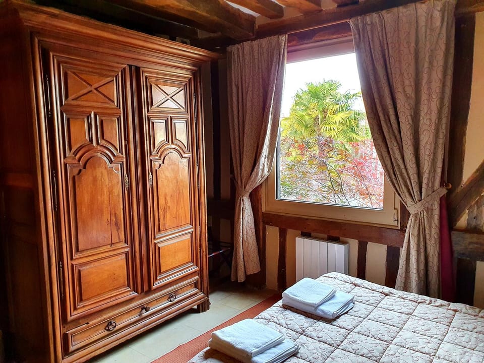 Bed, Bedroom, towels, wardrobe