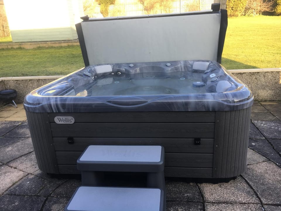 Pippin, Tranquil Scottish Cottage with Hot Tub House in Airdrie