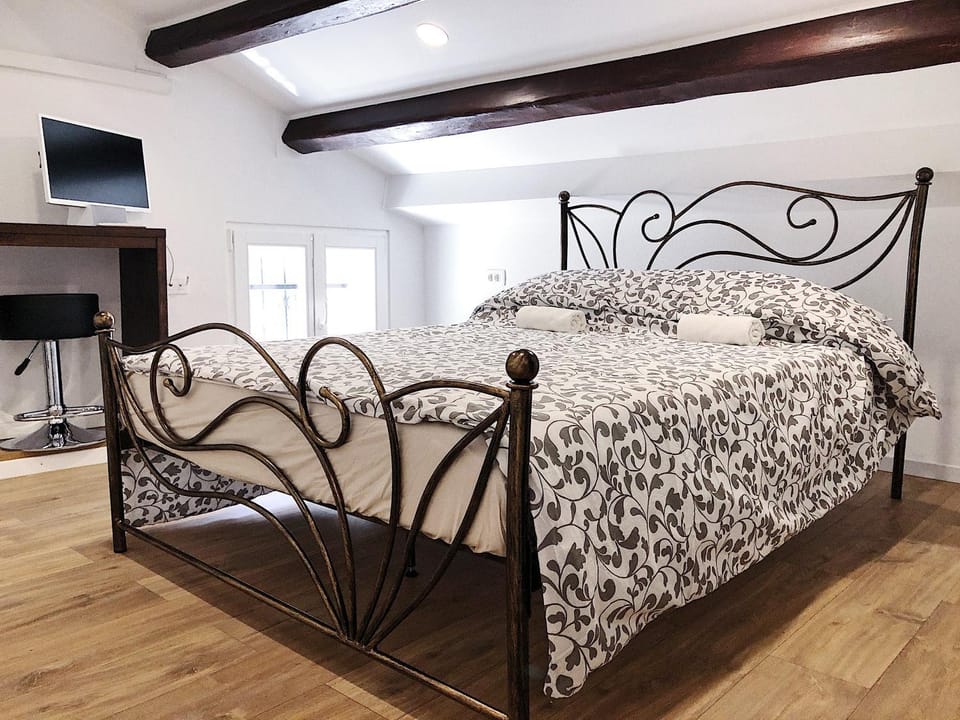 Day, Seating area, Bedroom, On site, Street view