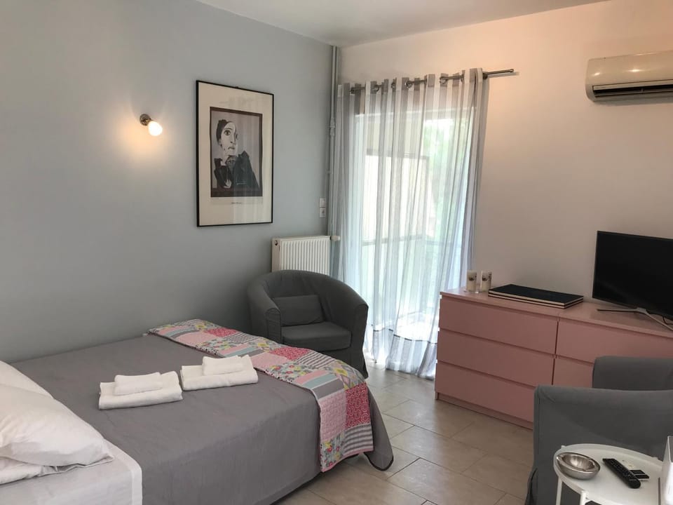 Bed, Seating area