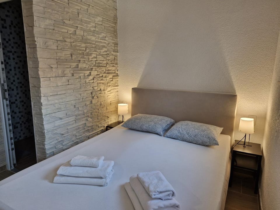 Bed, Photo of the whole room, Bedroom, towels