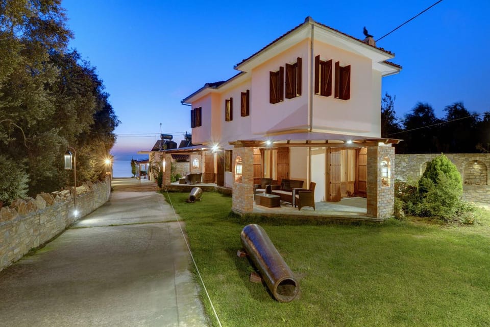 Property building, Natural landscape, Garden, Balcony/Terrace, On site, Sunset