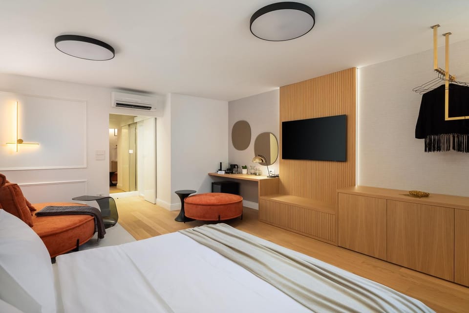 TV and multimedia, Seating area, Bedroom