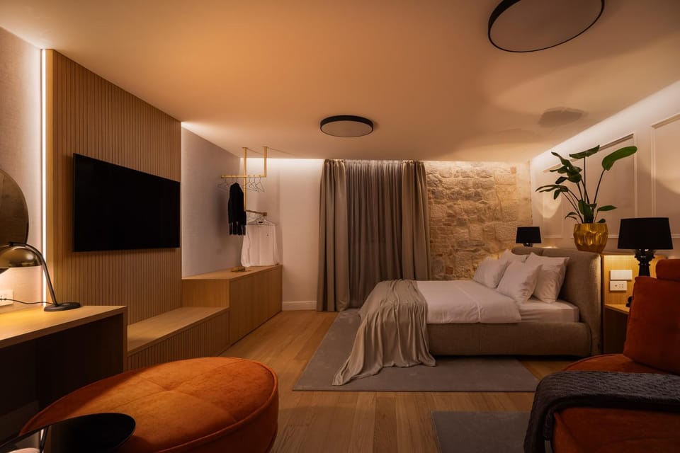 Bed, TV and multimedia, Bedroom
